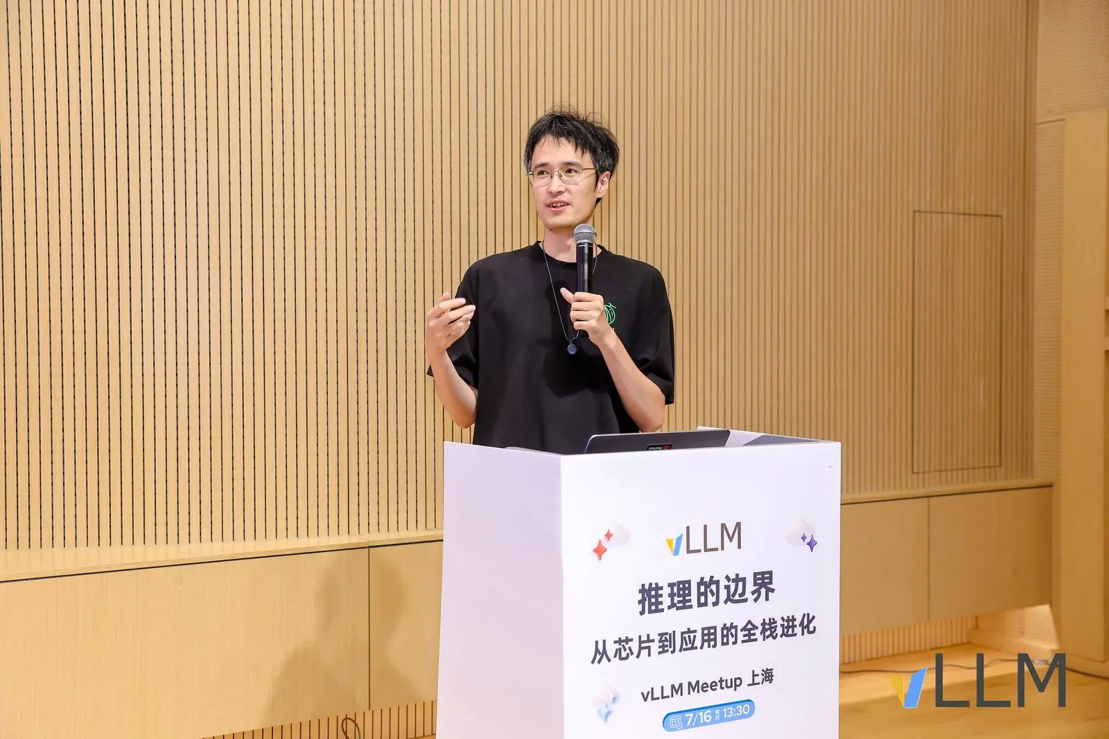 Li Mengxuan presenting at vLLM Meetup