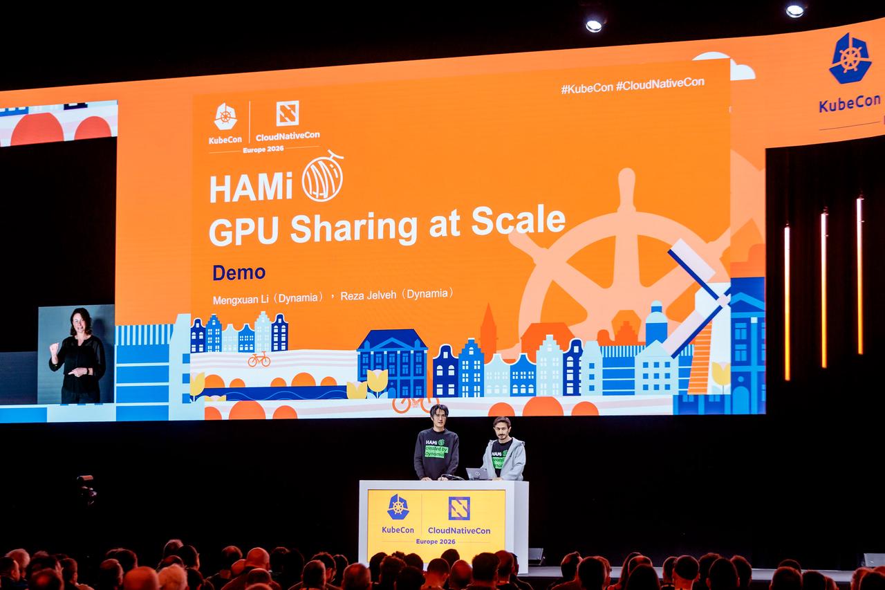 李孟轩和 Reza Jelveh 在 KubeCon Keynote Live Demo
